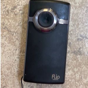 Cisco Flip Ultra HD Video U 2120 8GB Camcorder. Black / Silver- No Batteries Inc